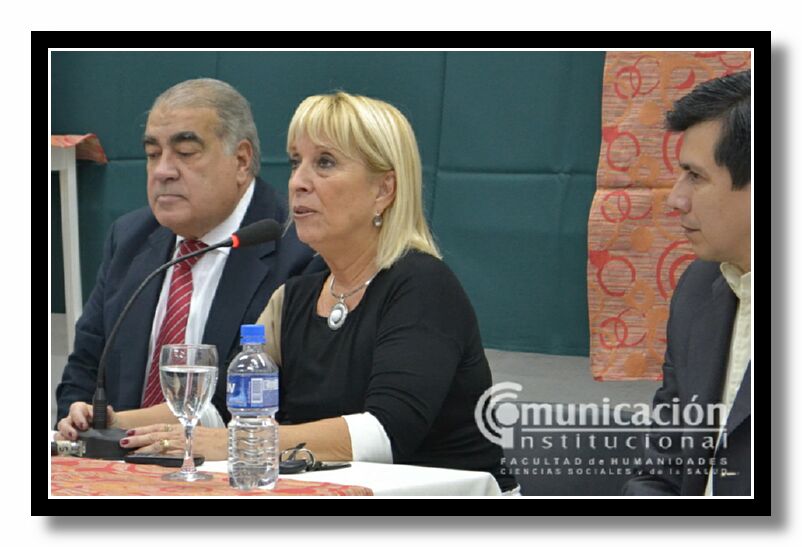 La Decana de la FHCSyS, Mg. Mara Mercedes Arce de Vera di la bienvenida al destacado profesor.