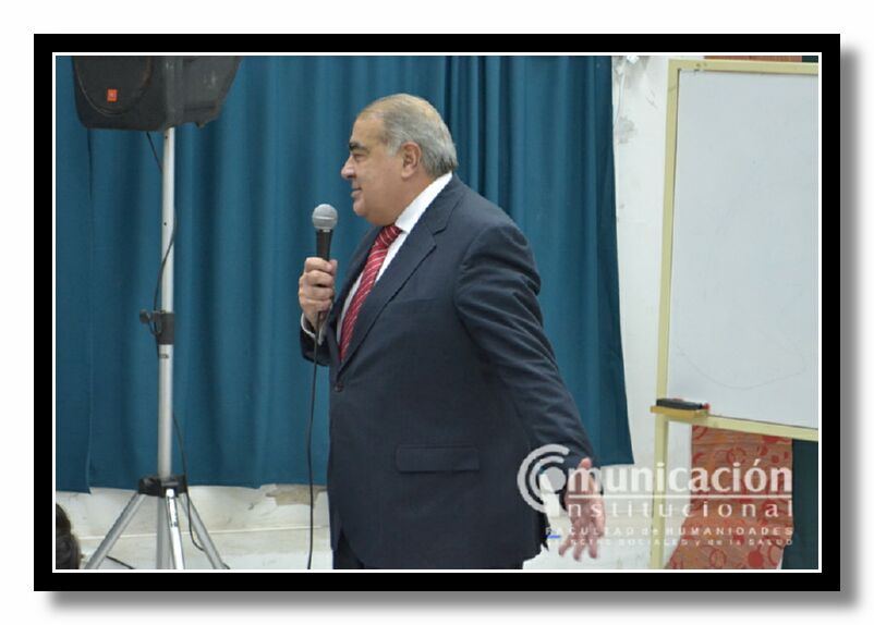 El Dr. Carlos Alberto Slosse en momentos de realizar su conferencia.