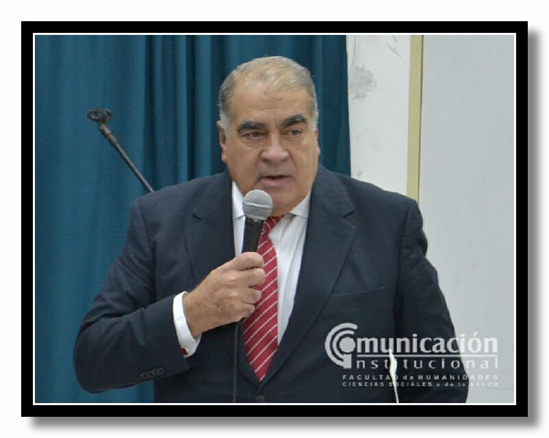 El Dr. Carlos Alberto Slosse en momentos de realizar su conferencia.