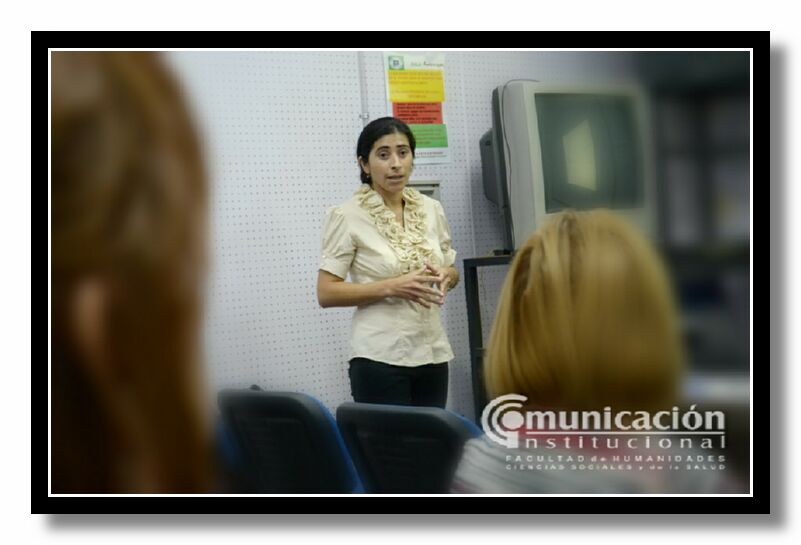 4 de Febrero - Silvia Graciela Sosa expone su trabajo ante el tribunal  evaluador.