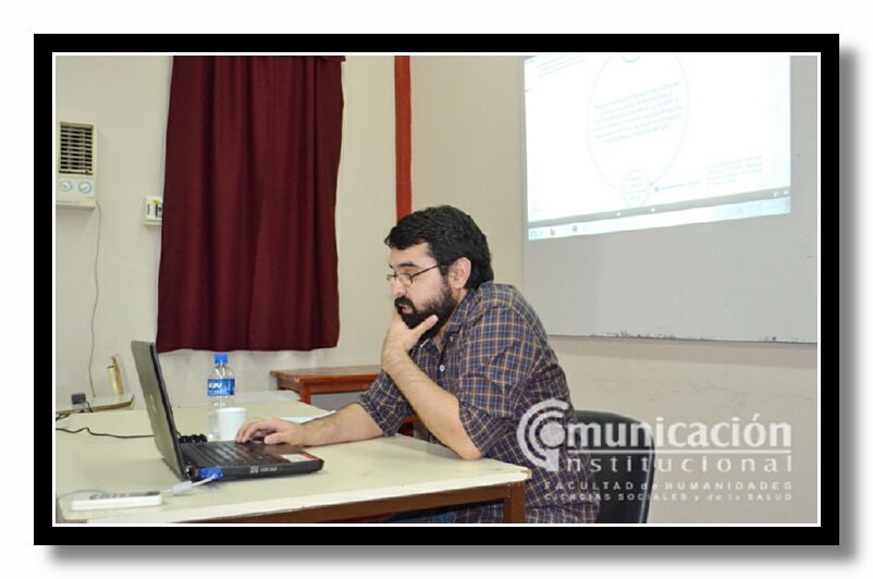 Cesar Daniel G�mez expone su trabajo ante el tribunal  evaluador.