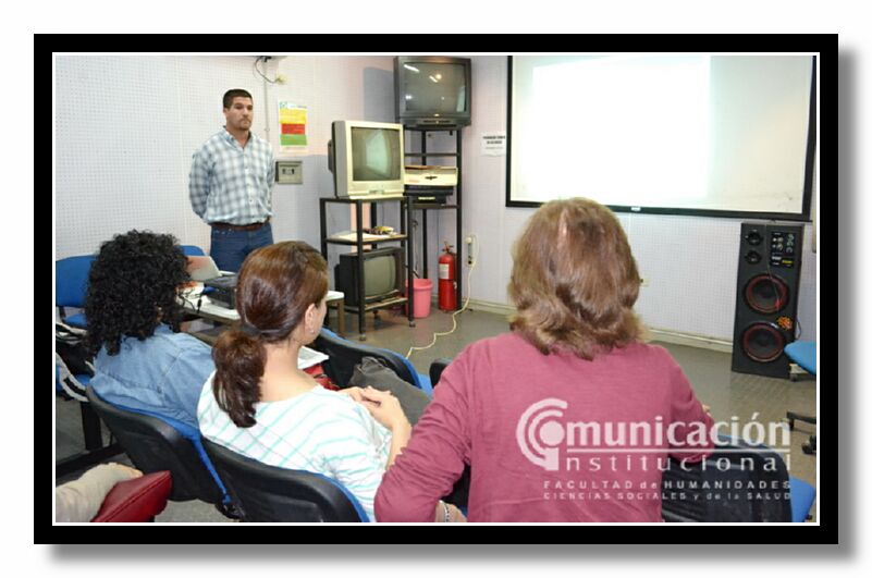 Juan Pablo David Ocaranza expone su trabajo ante el tribunal  evaluador.