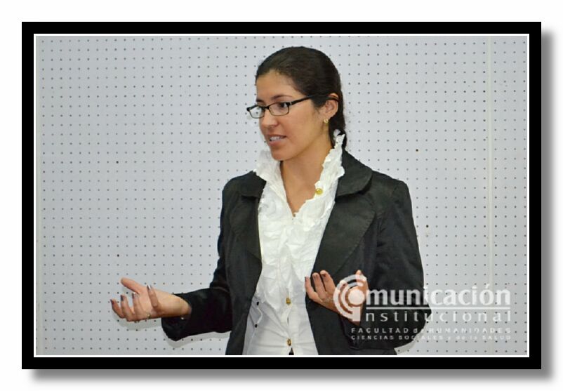 Vanina Silvina Ferrero expone su trabajo ante el tribunal  evaluador.