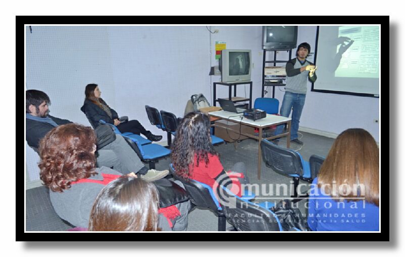 10 de julio - Gabriel Emanuel Campos expone su trabajo ante el tribunal evaluador.