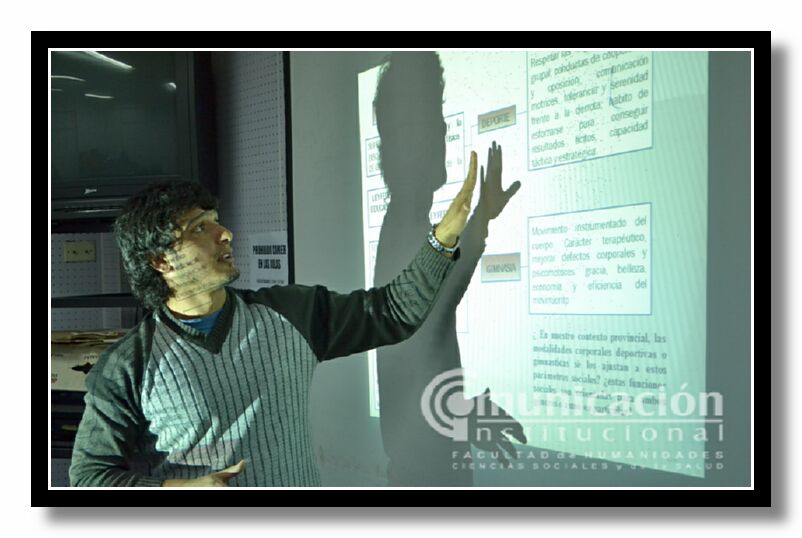 10 de julio - Gabriel Emanuel Campos durante la exposici�n de su trabajo.